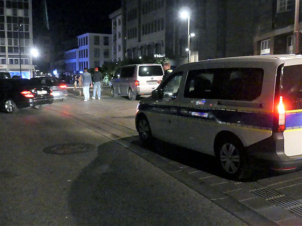 In der Nacht zu Sonntag kontrollierte der Kommunale Ordnungsdienst sechs Stunden lang den Verkehr in der Sandstraße. Fotos: STE
