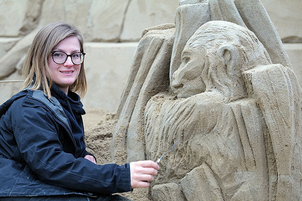 Die Kunstwerke sind fertig. Am Montag öffnet die 3. Sandskulpturen Ausstellung in Travemünde. Fotos: Karl Erhard Vögele
