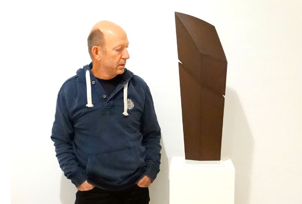 Winni Schaak mit einer seiner Skulpturen. Foto: Harald Denckmann/Archiv