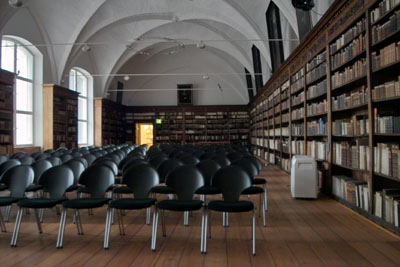 Zwei Übersetzerinnen geben im Scharbausaal der Stadtbibliothek Einblicke in ihren beruflichen Alltag.