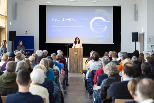 Die Scharbeutzer Bürgermeisterin Bettina Schäfer konnte rund 80 Teilnehmer an der Gesprächsrund begrüßen. Foto: www.luebecker-bucht-ostsee.de