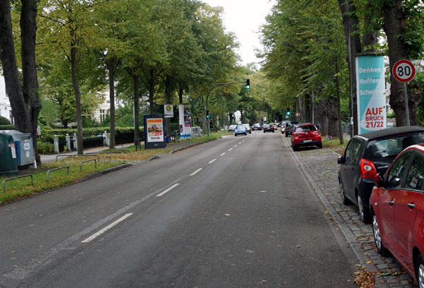 Entgegen dem vermeintlich neuem Verkehrszeichen bleibt es bei der Roeckstraße bei Tempo 30. Foto: VG