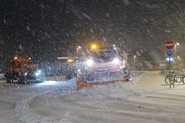 Der Schnee bremste den Verkehr in Lübeck aus, zu größeren Unfällen kam es aber nicht. Foto: Karl Erhard Vögele