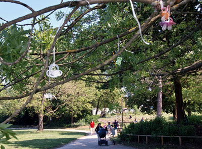 Kinder können ihre Schnuller in luftiger Höhe in den Baum hängen. Die Erste Hubsteigerfahrt findet am 10. Mai 2023 am Spielplatz Drägerpark statt. Foto: JW/Archiv