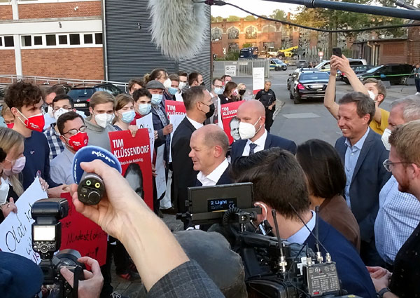 SPD-Spitzenkandidat Olaf Scholz wurde von den Jusos herzlich empfangen. Fotos, O-Ton: Harald Denckmann