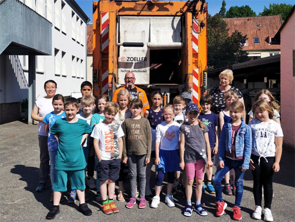 Was passiert mit dem Müll, wenn er in der Tonne landet? Grundschüler der Schule an der Wakenitz ließen sich sachkundig informieren. Fotos: privat