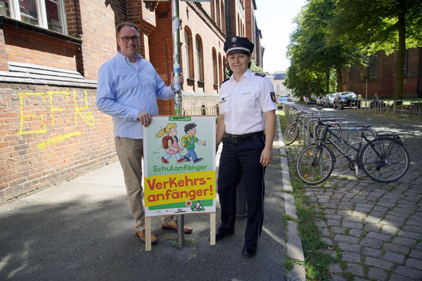 Bürgermeister Jan Lindenau und Polizeisprecherin Claudia Struck werben gemeinsam für Rücksichtnahme auf die Verkehrsanfänger. Foto: VG