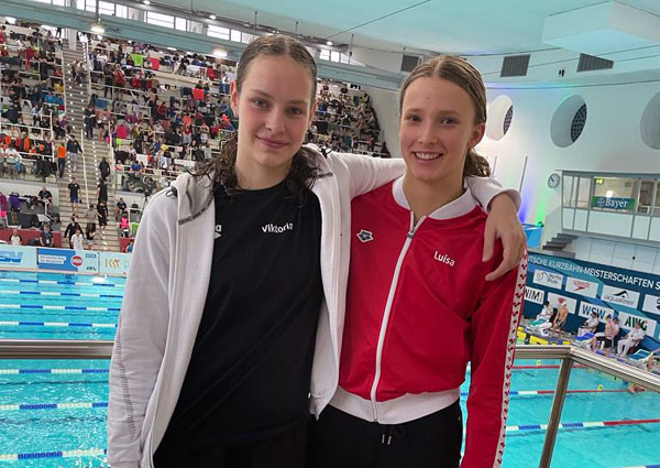 Viktoria Hoffmann und Luisa Hackmann (beide Jg. 2008) in der Wuppertaler Schwimmoper. Foto: SG Lübeck
