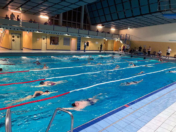 Die 64 Schwimmer legten im Zentralbad 12.214 Bahnen zurück. Fotos: SG
