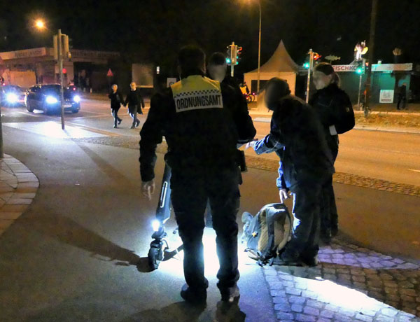 Polizei und Ordnungsamt kontrollierten am Samstagabend zahlreiche Autofahrer und Nutzer von E-Scootern. Symbolbild