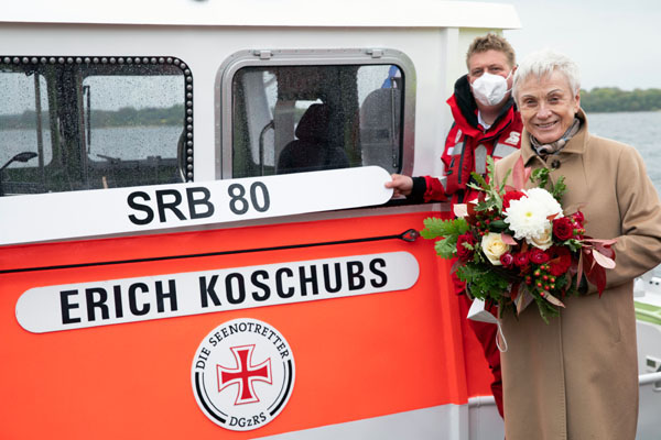 Die Taufpatin Edeltraut Koschubs mit Vormann Patrick Morgenroth. Fotos: DGzRS