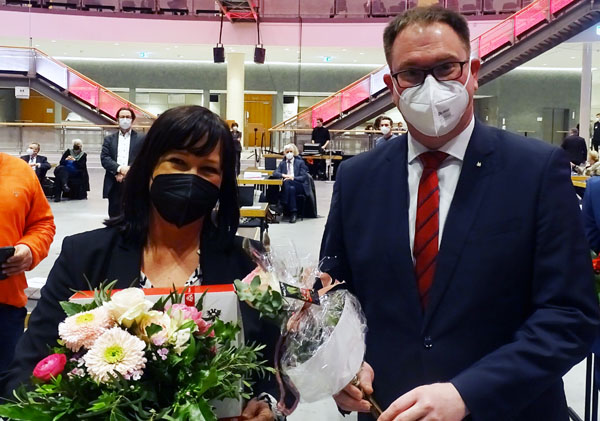 Bürgermeister Jan Lindenau gratulierte Pia Steinrücke zur Wahl. Fotos: Harald Denckmann
