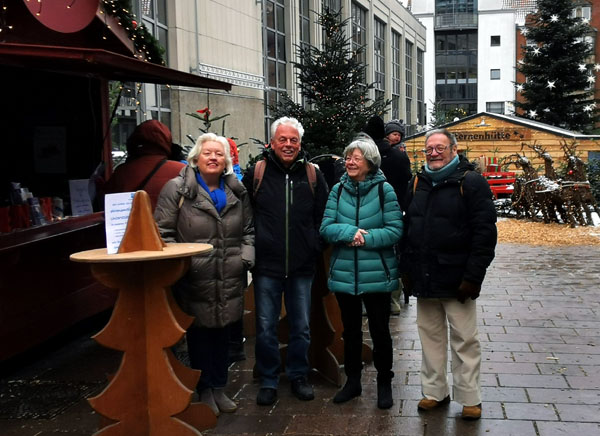 Gundula Beuster, Bruno Böhm, Annegret Ölgaard und Götz Gebert stehen am Donnerstag auf dem Schrangen für Gespräche und Informationen bereit. Foto: Seniorenbeirat