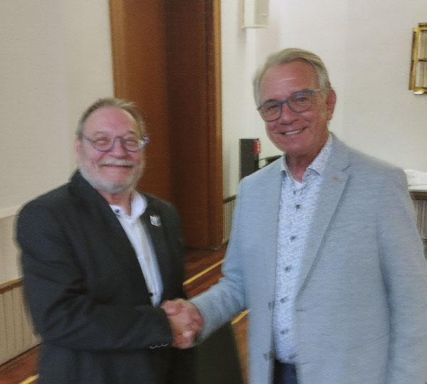 Stadtpräsident Klaus Puschaddel (rechts) gratulierte Götz Gebert zur erneuten Wahl als Vorsitzender des Seniorenbeirates. Foto, O-Ton: Oswald Becker