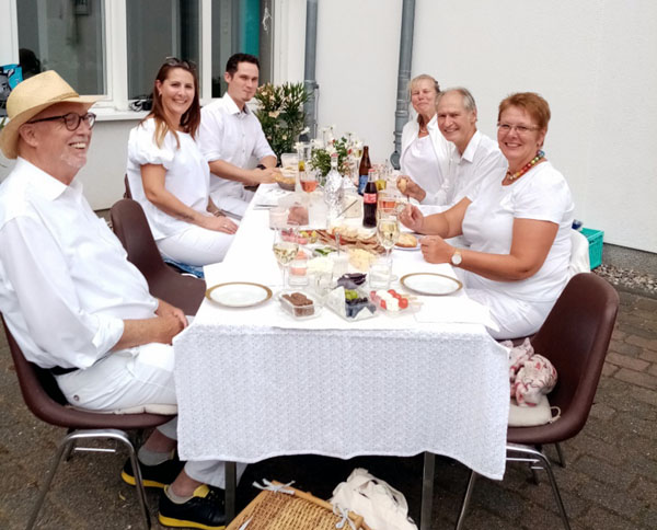 In Sereetz ist wieder ein Weißes Dinner geplant. Foto: Veranstalter/Archiv