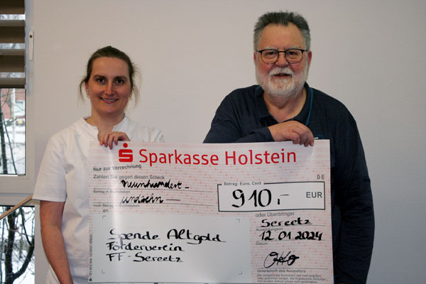 Das von den Patienten gespendete Altgold erbrachte über 900 Euro für den Förderverein der Feuerwehr Sereetz. Foto: Förderverein