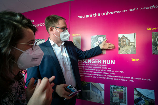 Bürgermeister Jan Lindenau und SAME-Aktivistin Anke Steenwegen besichtigen die Pop-Up Ausstellung. Fotos: Veranstalter