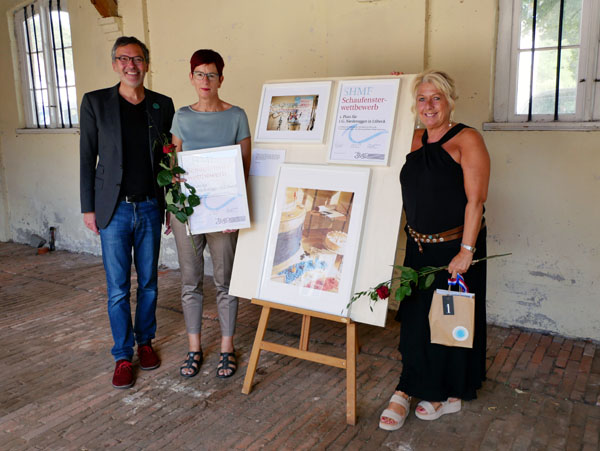 Festival-Intendant Dr. Christian Kuhnt übergab den ersten Preis an Nina Riedel und S. Tonak von Niederegger Lübeck. Fotos: SHMF (1), Thomas Berg (2)
