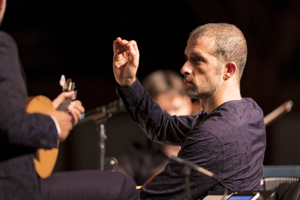 Dirigent Omer Meir Wellber bekam in der MuK viel Beifall. Foto: Felix König