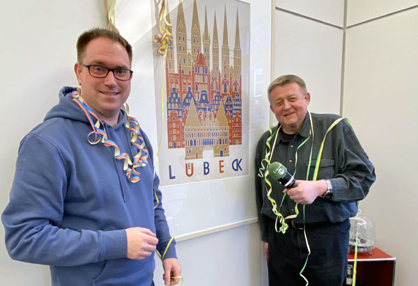 Bürgermeister Jan Lindenau und DJ Stefan Burmeister bei der Vorbereitung der Sendung.