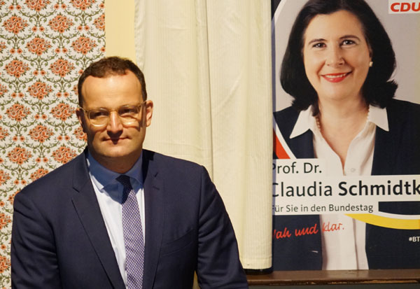 Bundesgesundheitsminister Jens Spahn unterstützte am Freitag den Wahlkampf von Prof. Dr. Claudia Schmidtke in Lübeck. Fotos: JW