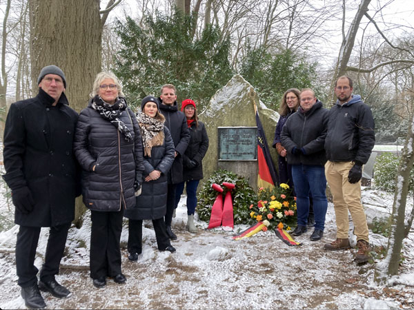 Am Gedenkstein auf dem Ehrenfriedhof legten die Fraktion und Mitglieder der SPD einen Kranz nieder. Foto: SPD