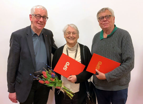 Peter Klaffs ehrte die langjährigen Mitglieder Birgitt Mohrhagen und Jürgen Hagenow. Foto: SPD