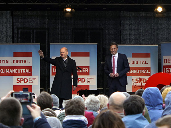 Bundeskanzler Olaf Scholz und SPD-Spitzenkandidat Thomas Losse-Müller machten am Samstag Wahlkampf in Lübeck. Fotos: VG, JW