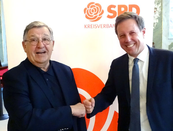 Der AfA-Ehrenvorsitzende Peter Reinhardt mit dem SPD-Spitzenkandidaten Thomas Losse-Müller. Fotos, O-Töne: Harald Denckmann