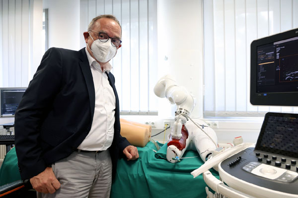 Norbert Walter-Borjans mit einem Ultraschallroboter am Institut für Robotik und Kognitive Systeme der Universität zu Lübeck. Fotos: Liesa Johannssen-Koppitz / SPD