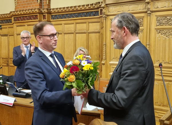 Stadtpräsident Henning Schumann (rechts) gratulierte Bürgermeister Jan Lindenau zur zweiten Amtszeit. Fotos: Harald Denckmann