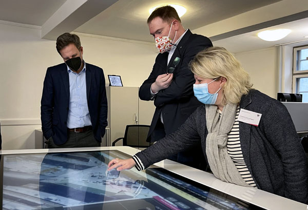 Thomas Losse-Müller informierte sich Bürgermeister Jan Lindenau und Bausenatorin Joanna Hagen über die digitale Baustellenplanung.