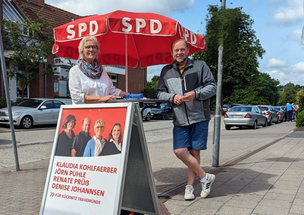Renate Prüß und Jörn Puhle informierten in Kücknitz über die Sitzung der Bürgerschaft. Foto: SPD