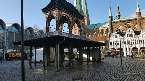 Der Kaak auf dem Markt könnte als Zugang zu der zentralen Haltestelle genutzt werden. Foto, Grafik, O-Ton: Harald Denckmann