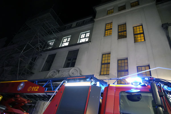In der Lübecker Stadtkasse brannte am frühen Dienstagmorgen ein Bürostuhl. Fotos: VG