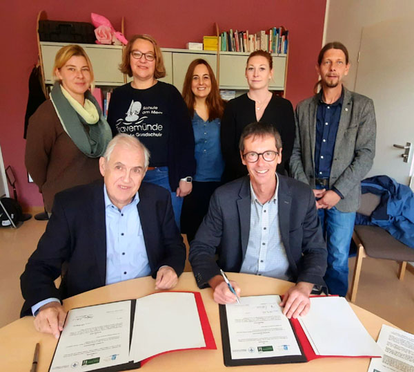Der Geschäftsführer des Kinderschutzbundes Ostholstein Henning Reimann und der Geschäftsführer der Bilingualen Erziehung in Lübeck gGmbH Wolfgang Werner unterzeichneten die Vereinbarung.
