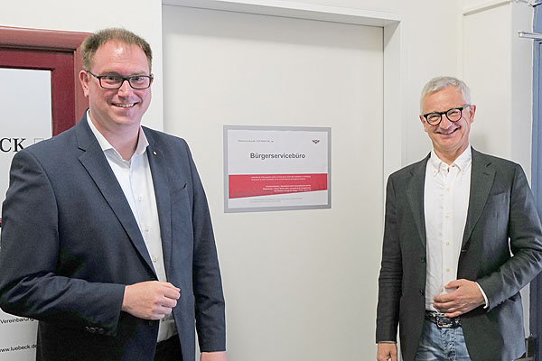 Bürgermeister Jan Lindenau und Innensenator Ludger Hinsen haben am Donnerstag das Büro eröffnet. Fotos: Karl Erhard Vögele