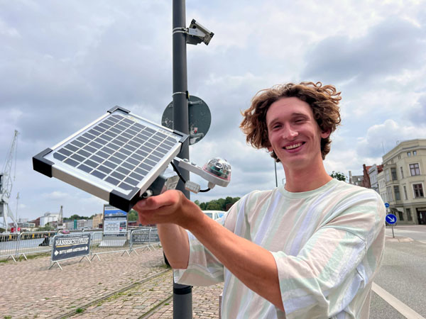 Marius Kämmel studiert im Bachelor Umweltingenieurwesen und -management an der TH Lübeck. Aktuell montiert er Niederschlagssensoren im gesamten Stadtgebiet. Foto: TH Lübeck