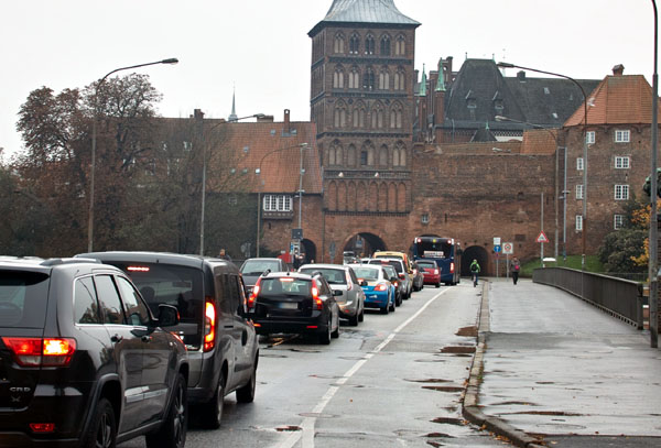 Lübeck möchte den MIV-Anteil (motorisierter Individual-Verkehr) auf 30 Prozent reduzieren. Mindestens die Hälfte der Autos soll emissionsfrei sein.