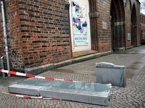 Jetzt wurde bereits die dritte Museumsstele in Lübeck umgefahren. Fotos: Archiv (1), VG (2)