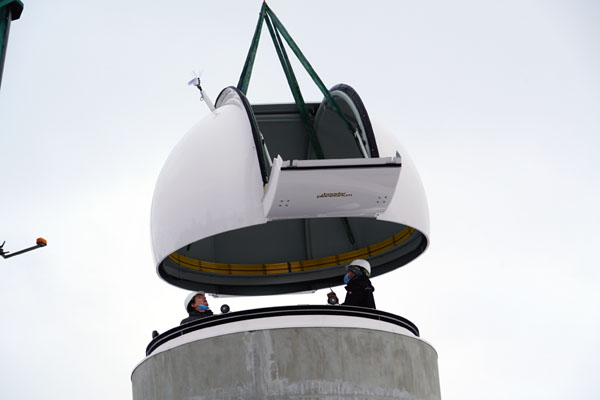 Am Mittwoch wurde die Kuppel auf die neue Sternwarte gesetzt. Fotos: JW