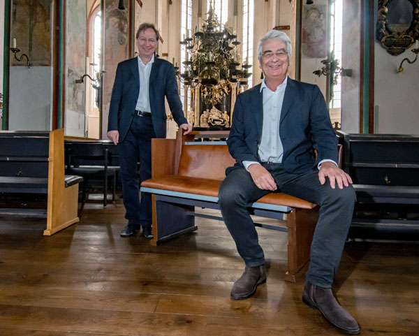 Pastor Lutz Jedeck (rechts) und Organist Arvid Gast suchen Spender für den Umbau der Bestuhlung in St. Jakobi. Foto: KKLL-bm