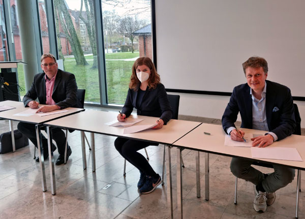 Jens Meyer, Julia Samtleben und Dr. Uwe Brinkmann unterzeichneten die Vereinbarung. Foto: Gem. Stockelsdorf