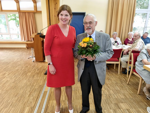 Bürgermeisterin Julia Samtleben dankte Siegfried Müller für die vertrauensvolle Zusammenarbeit. Foto: Uwe Derlin