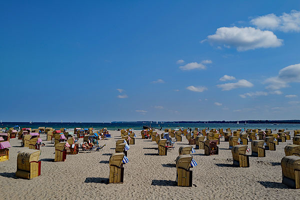 Im Strandkorb konnte man die Sonne genießen, die Zahl der Badegäste war am Sonntag aber gering. Fotos: Karl Erhard Vögele