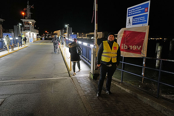 Die Streikbeteiligung bei Bussen und Fähren des Stadtverkehrs liegt bei 100 Prozent. Fotos: Karl Erhard Vögele