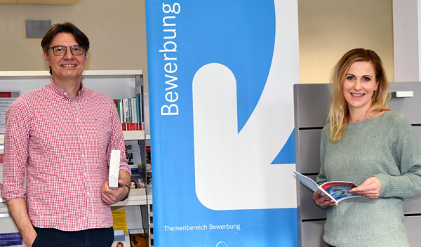 Thomas Bornhöft und Yvonne Lindemann beraten über Alternativen zum Studium. Foto: Agentur für Arbeit