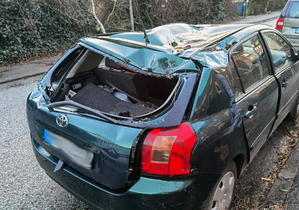 Der größte Sachschaden in Lübeck war ein Auto, das von einem umgestürzten Baum getroffen wurde. Fotos: VG
