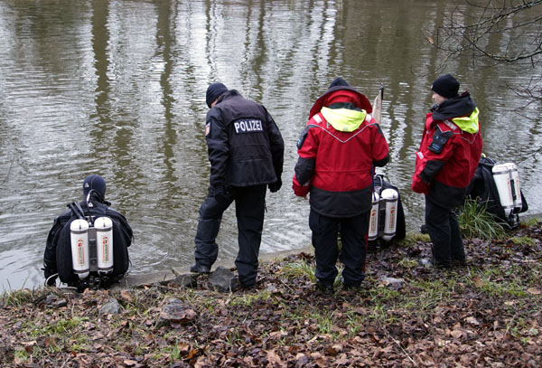 Die Polizei-Taucher suchten am Montag erneut des Kanal ab. Fotos: VG