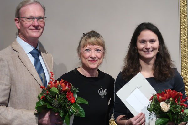 Die beiden Preisträger Charlotte Pommerenke (rechts), Michael Thielke (links) sowie Antje Peters-Hirt, Vorsteherin der GEMEINNÜTZIGEN. Foto: Manfred Eickhölter
